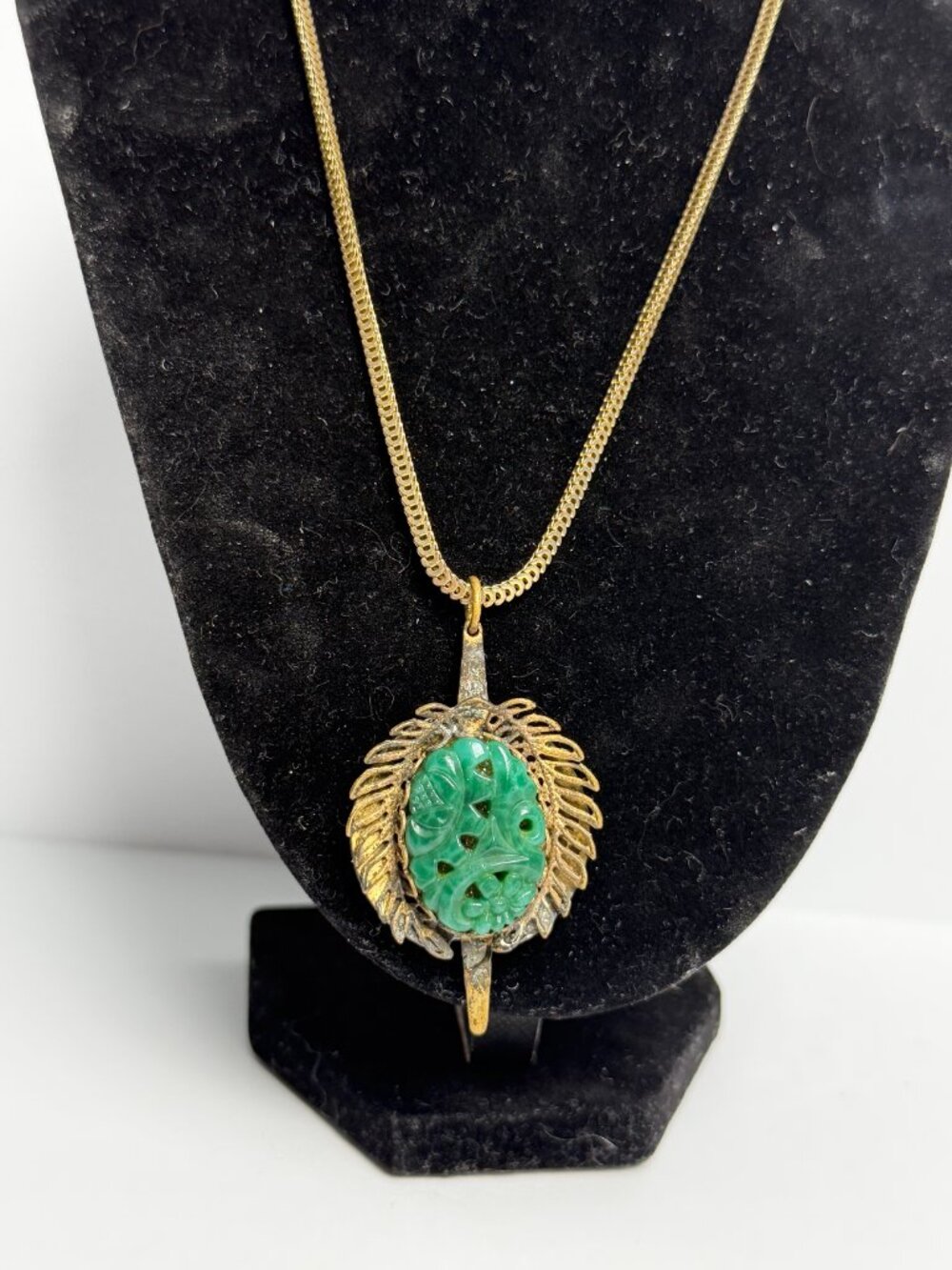 Vintage Hong Kong Green Molded Floral Pendant Necklace Gold Tone 14in